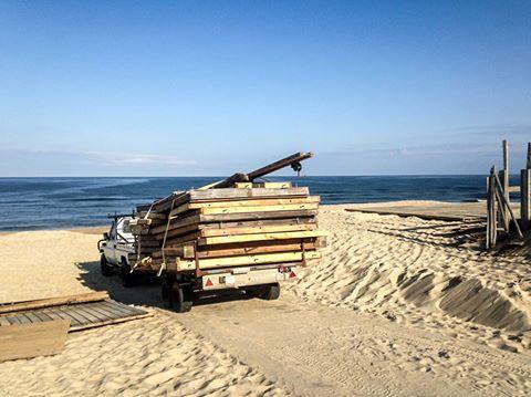 Montage de la cabane Natural Surf School plage des Casernes à Seignosse